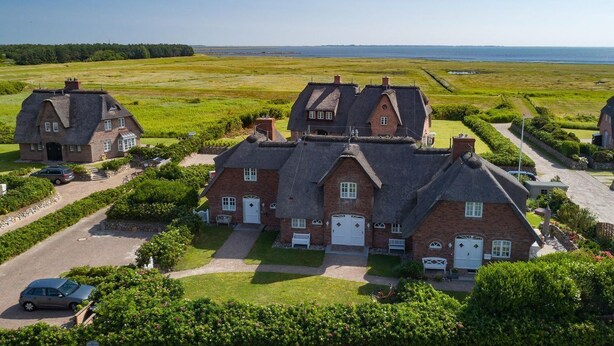 A large estate with multiple brick houses, a driveway, and a well-maintained lawn. - Landhaus am Watt - Landhaus am Watt DO/03 (Sylt)