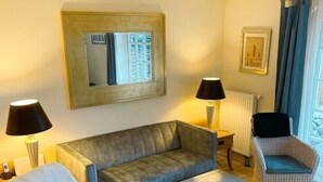A living room with a sofa, two armchairs, a coffee table, and two lamps. - Landhaus am Watt - Landhaus am Watt DO/03 (Sylt)