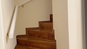 A wooden staircase with white walls and a white handrail. - Landhaus am Watt - Landhaus am Watt DO/03 (Sylt)