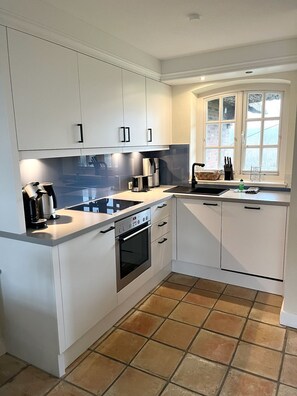 Frigorifero, forno, piano cottura, lavastoviglie