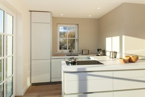 Kjøleskap, ovn, kokeplater og oppvaskmaskin