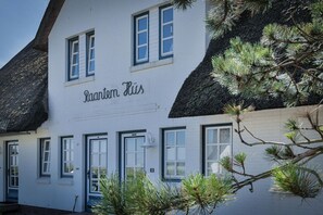 A building with a sign reading "Raantemhuis" and a thatched roof. - Raantem Hüs App. 04, - Raantem Hüs (Sylt)