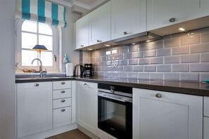 Geschirrspüler, Wasserkocher mit Kaffee-/Teezubehör, Wasserkocher