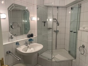 Dusj, hårføner og bidé