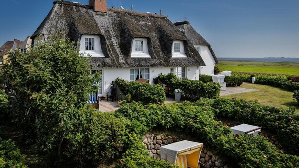 A thatched-roof house with a garden and a view of the sea. - House Heefkant App. 09 - Heefkant (Sylt)