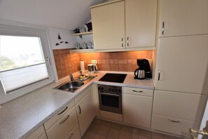 Jääkaappi, uuni, liesi, astianpesukone