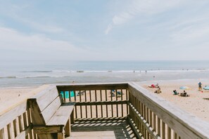 Beach nearby, sun loungers, beach towels