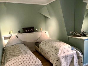 2 soverom, skrivebord, strykejern/-brett og wi-fi