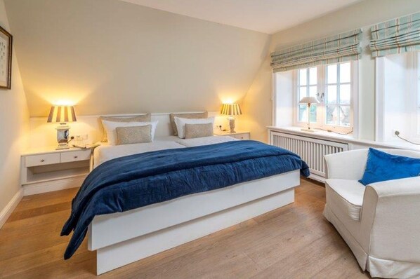 4 bedrooms, in-room safe, desk, iron/ironing board