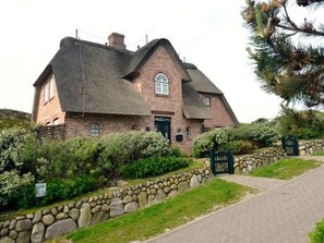 Unclassified image, 4 of 39, button