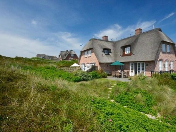 Unclassified image, 1 of 39, button