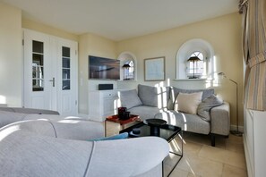 Televisión, chimenea y estéreo 