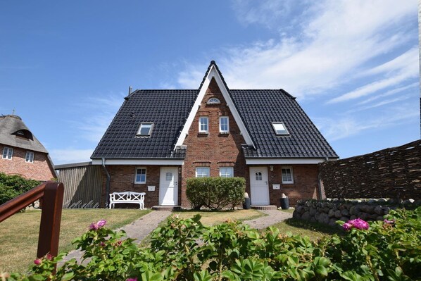 Unclassified image, 1 of 17, button