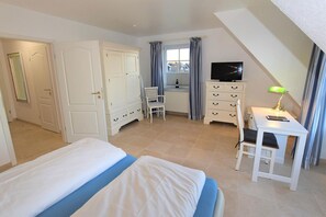 2 chambres, coffres-forts dans les chambres, fer et planche à repasser