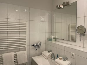 Douche, sèche-cheveux