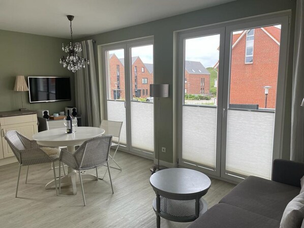 Fernseher, DVD-Player, Stereoanlage