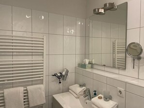 Shower, hair dryer - Im Dünengrund "Rebinka" DUE/01 - Apartment 02 - Dünengrund (Sylt)