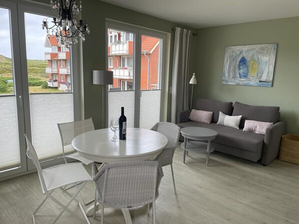 Televisie, een dvd-speler en een stereo