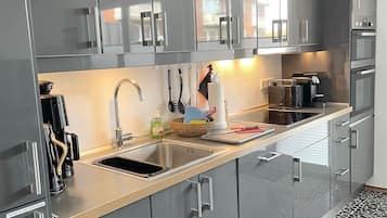 Frigorifero, forno, piano cottura, lavastoviglie