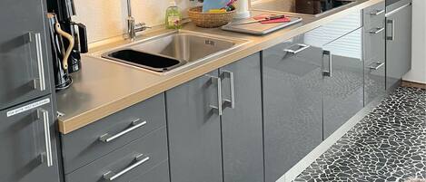 Fridge, oven, stovetop, dishwasher