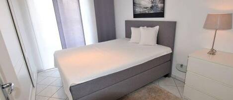 2 bedrooms, desk, WiFi