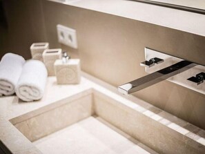 Unclassified image, 5 of 49, button