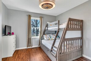 4 bedrooms, WiFi, bed sheets - Ruby Retreat (Omaha)