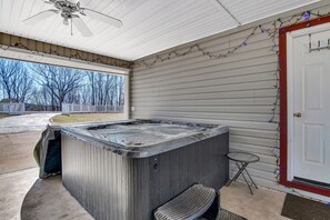 Outdoor spa tub - Ruby Retreat (Omaha)