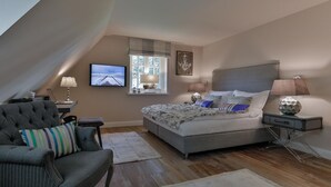 A bedroom with a bed, a chair, a desk, and a window. - "Raanwaikoje" RA/14B - Raanwaikoje (Sylt)