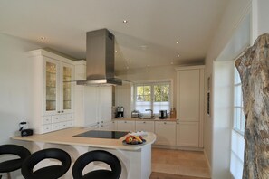 Unclassified image, 3 of 16, button