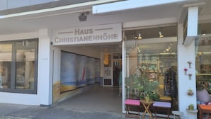 Un escaparate con un cartel que dice "HAUS CHRISTIANENHÖHE".