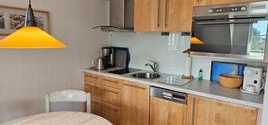 Een koelkast, een microgolfoven, een oven, een kookplaat