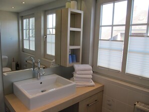 Shower, hair dryer - Kampstr. 28 App. 6 - 3 room apartment at Kampstr. 28 (Sylt)