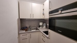 Coffee/tea maker, fridge, microwave, oven