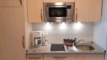 Een koelkast, een magnetron, een kookplaat