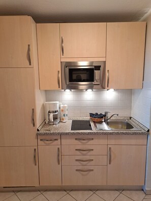 Fridge, microwave, stovetop, coffee/tea maker - House Metropol App.103 - 1 room apartment with sea view in the house Metropol in (Sylt)