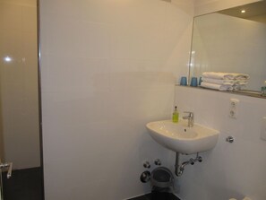 Shower, hair dryer - House Boysenstr.7 App. 6 - 2 room apartment in Boysenstr. 7 (Sylt)