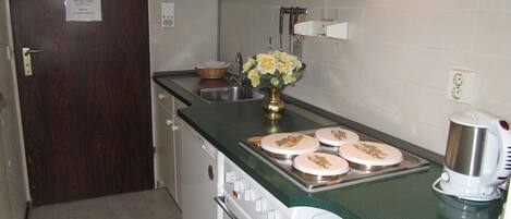 Fridge, oven, stovetop, coffee/tea maker