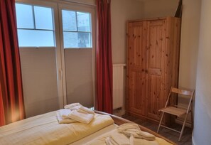 2 bedrooms, desk, WiFi