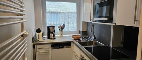 Kjøleskap, mikrobølgeovn, ovn og oppvaskmaskin