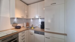 Kjøleskap, mikrobølgeovn, ovn og kokeplater