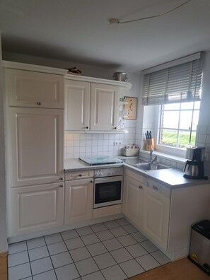 Kjøleskap, ovn, oppvaskmaskin og vannkoker