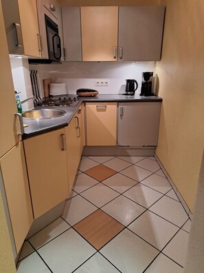 Réfrigérateur, micro-ondes, plaque de cuisson, lave-vaisselle