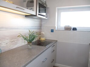 Een koelkast, een microgolfoven, een oven