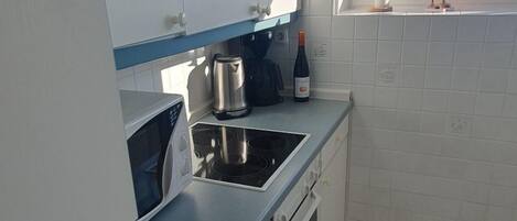 Frigorífic, microones, placa de cuina i rentaplats