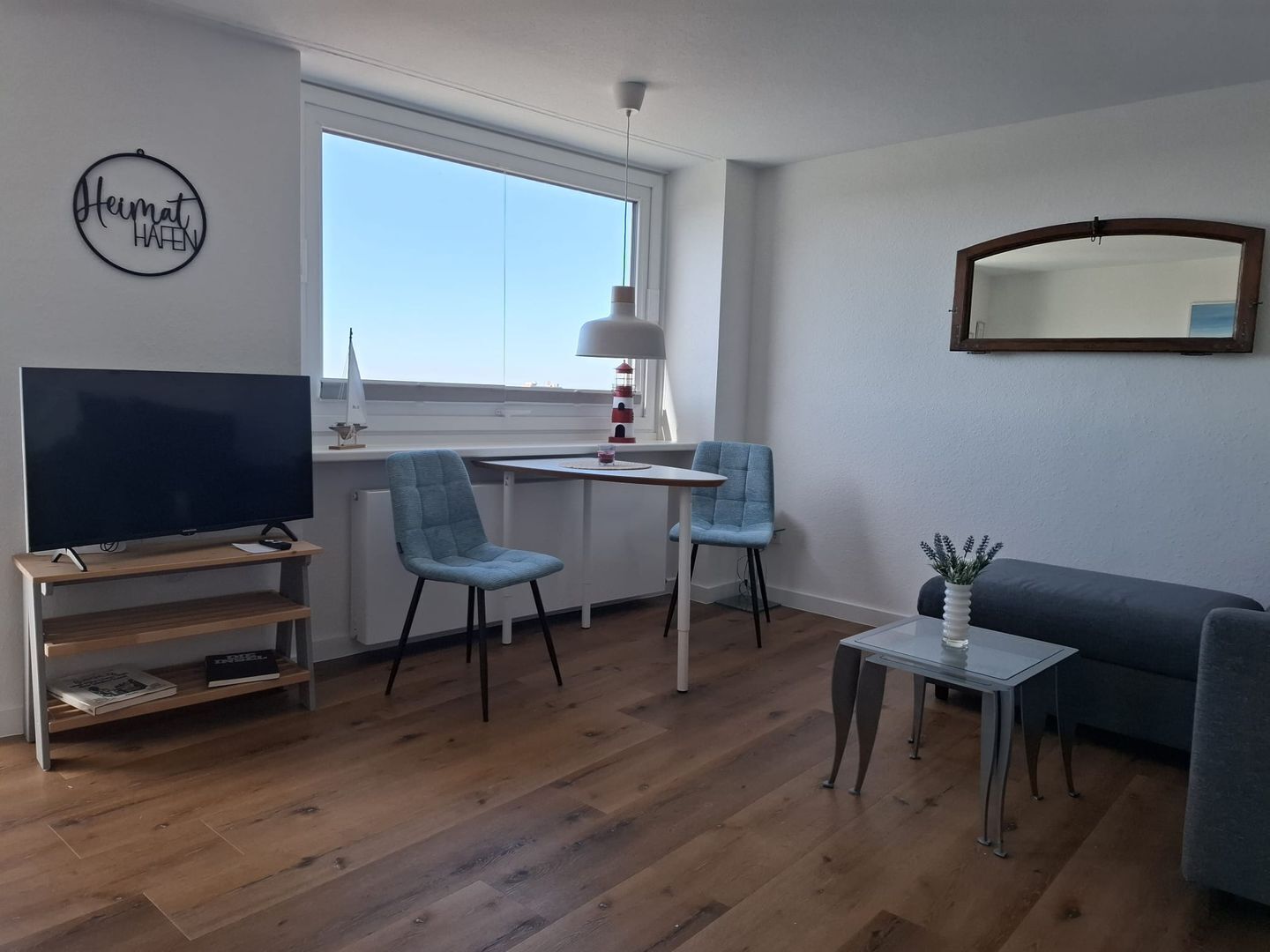 Een televisie en een stereo