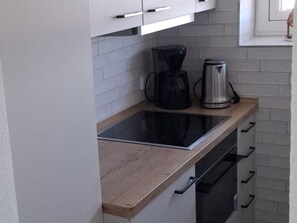 Frigorífico, microondas, placa de cocina y lavavajillas