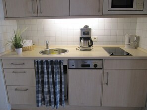 Fridge, microwave, oven, stovetop - Strandstr. 22 App. 20 - 1 room apartment in Strandstr. 22 (Sylt)