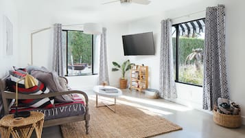 Smart TV, Netflix, Hulu, mesa de ping pong