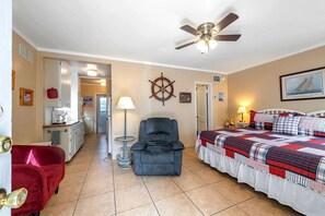 1 slaapkamer, een strijkplank/strijkijzer, wifi, beddengoed